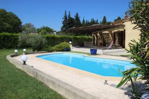 een zwembad in de achtertuin van een huis bij Beautiful holiday rental, pool, Saint Etienne du Grès, Alpilles, Provence - 4 people in Saint-Étienne-du-Grès