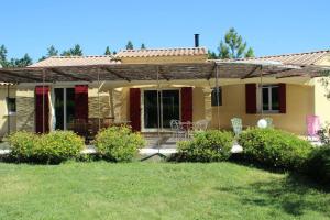 een klein huis met een veranda en een tuin bij Beautiful holiday rental, pool, Saint Etienne du Grès, Alpilles, Provence - 4 people in Saint-Étienne-du-Grès