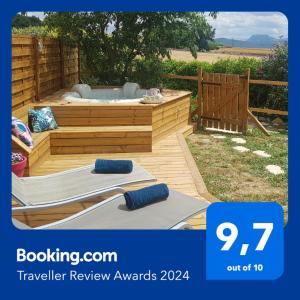 een houten terras met een hot tub in de achtertuin bij Cottage Combet Gîte Climatisé avec Jacuzzi in Marsanne