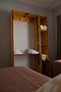 pokój z łóżkiem i półką z ręcznikami w obiekcie Hostel Las Pibas w mieście Sarmiento