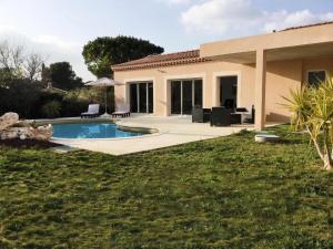 Aureilleにあるvery pretty contemporary villa with heated pool located in aureille in the alpilles, close to the center on foot. sleeps 4.の庭にスイミングプールがある家