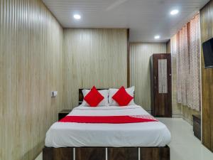 sypialnia z dużym łóżkiem z czerwonymi poduszkami w obiekcie Super OYO Flagship Hotel Diamond w Bombaju