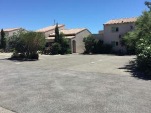 ein leerer Parkplatz vor einem Gebäude in der Unterkunft Charming rental with shared-pool in the Alpilles. in Mouriès