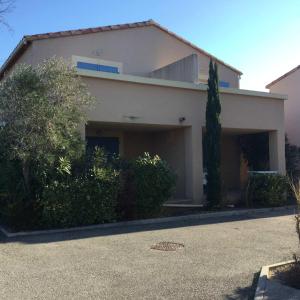 ein großes weißes Haus mit Bäumen davor in der Unterkunft Charming rental with shared-pool in the Alpilles. in Mouriès