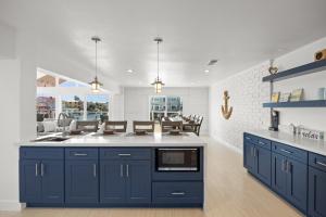een keuken met marineblauwe kasten en witte muren bij Harbor Living in Oxnard