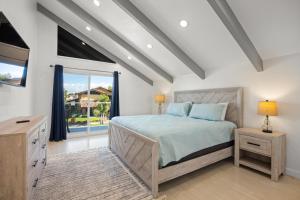 een slaapkamer met een bed en een raam bij Harbor Living in Oxnard