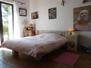 een slaapkamer met een bed en een hond aan de muur bij luxury mas with heated pool in the heart of the alpilles, 10 persons in Mouriès