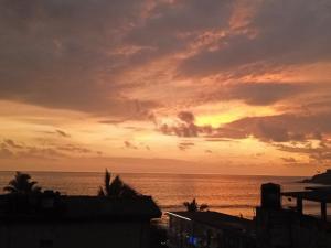 top sea view guest في ميريسا: غروب الشمس على الشاطئ مع المحيط