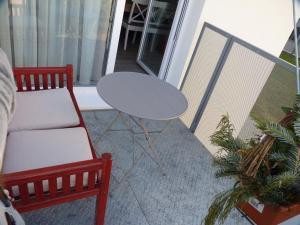 einen Tisch und zwei Stühle auf einem Balkon mit einem Tisch in der Unterkunft Apartmán Trilobit in Beroun