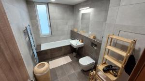 Apartmán Trilobit في بيرون: حمام صغير مع مرحاض ومغسلة