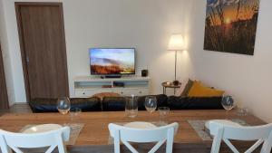 Apartmán Trilobit في بيرون: غرفة معيشة مع طاولة وكراسي وأريكة