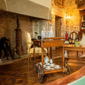 ein Zimmer mit einem Holztisch mit einem Wagen in der Unterkunft Château du Bertry in La Bouexière