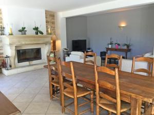 - un salon avec une table en bois et une cheminée dans l'établissement Large family home with private pool in Vignères, 10 sleeps., à Cavaillon