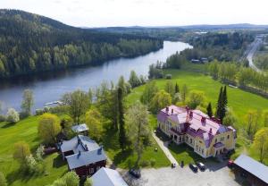 uma vista aérea de uma grande casa ao lado de um rio em Possakkatupa em Kuopio