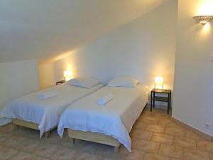 - 2 lits jumeaux dans une chambre avec 2 lampes dans l'établissement Large family home with private pool in Vignères, 10 sleeps., à Cavaillon