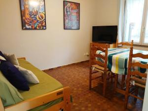a bedroom with a bed and a tv and a table at 4PA76 Appartement avec piscine et parking in Collioure