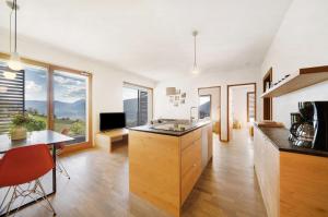 een keuken met een aanrecht en een groot raam bij Panoramasuite - Dahoam in Schenna