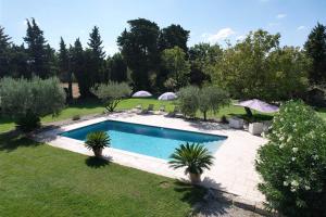 een zwembad in een tuin met planten bij superb prestigious mas with pool in the countryside of caumont sur durance, close to avignon, sleeps 8 in Caumont-sur-Durance