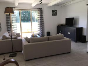 フォンヴィエイユにあるair-conditioned family house with fenced pool in fontvieille in the alpilles, sleeps 8のリビングルーム(ソファ、テレビ付)