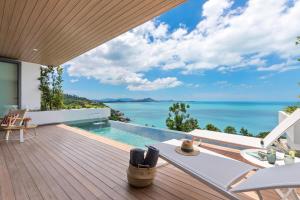 - une vue sur l'océan depuis la terrasse d'une villa dans l'établissement Sukkho Samui Estates, à Chaweng Noi Beach