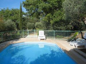 einen Pool mit einem Stuhl und einem Stuhl in der Unterkunft Spacious villa on two levels in Cabrières-dʼAvignon