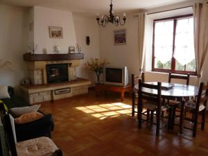 ein Wohnzimmer mit einem Tisch und einem Kamin in der Unterkunft Spacious villa on two levels in Cabrières-dʼAvignon