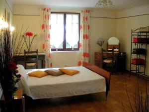 キャブリエール・ダヴィニョンにあるSpacious villa on two levelsのベッドルーム1室(枕付きのベッド1台、窓付)