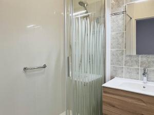 a bathroom with a shower and a sink at Appartement Cambo-les-Bains, 2 pièces, 2 personnes - FR-1-495-30 in Cambo-les-Bains