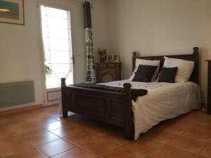 ムリエスにあるnice home rental in the hearth of the village mouriès, in the natural park of the alpillesのベッドルーム1室(白いシーツと枕のベッド1台付)