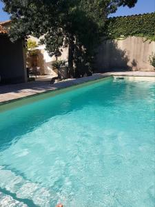 Swimming pool sa o malapit sa charming provencal house with private pool for 4 people in cheval blanc, luberon.