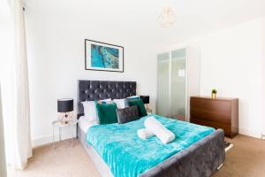 a bedroom with a large bed with green and white pillows at Spacious City Centre Apartment - Balcony - Smart TV - WIFI- 448A in Birmingham