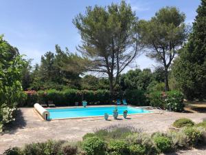 Bazén v ubytovaní very pleasant provençal mas, typical to the region, with heated pool in saint remy de provence - 9 people alebo v jeho blízkosti