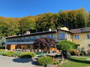 a large house with a garden in front of it at Centrum Rekreacji U Stolema in Ostrzyce