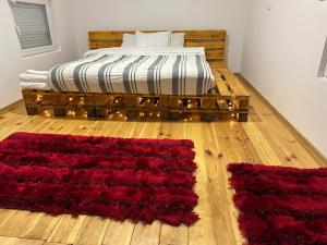 Postel nebo postele na pokoji v ubytování Tiny house 2 - Imanje Terzic + 19 fotografií