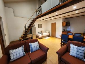 een woonkamer met 2 banken en een bed bij Softwaters Farm Guesthouse in Louis Trichardt