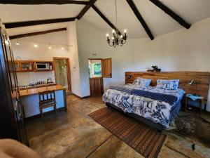 een slaapkamer met een bed en een wastafel bij Softwaters Farm Guesthouse in Louis Trichardt