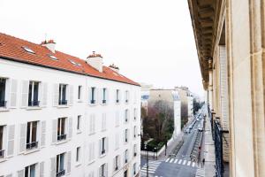 vista para uma rua a partir de um edifício em Beautiful 95m2 flat in the heart of Neuilly Sur Seine em Neuilly-sur-Seine