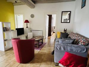 ein Wohnzimmer mit einem Sofa und einem Tisch in der Unterkunft Maison Louhossoa, 4 pièces, 6 personnes - FR-1-495-134 in Louhossoa