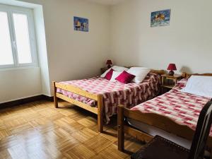 a bedroom with two beds and a window at Maison individuelle 3 ch, jardin, cheminée, 6 pers - Louhossoa - FR-1-495-134 in Louhossoa