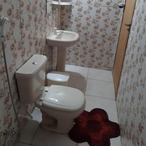 łazienka z toaletą i umywalką w obiekcie Casa Nobre w mieście Pirenópolis