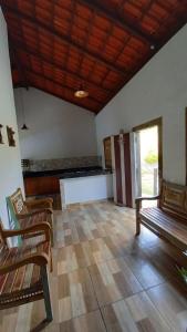 uma sala de estar vazia com cadeiras e uma mesa em Casa Nobre em Pirenópolis