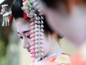 una mujer con un kimono de pelo largo en ASAI Kyoto Shijo en Kioto