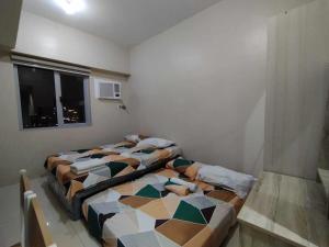 Ένα ή περισσότερα κρεβάτια σε δωμάτιο στο Sunvida Tower Across SM City Cebu