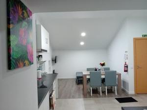 uma cozinha e sala de jantar com mesa e cadeiras em Apartment in Semeador em Portalegre