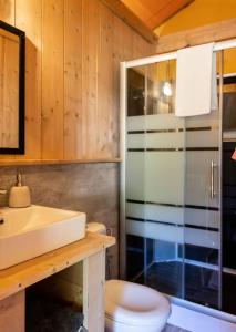 La salle de bains est pourvue d'une douche, de toilettes et d'un lavabo. dans l'établissement Easyatent Safari tent Bijela Uvala, à Poreč