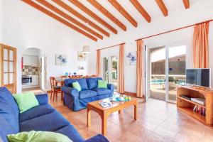 カラン・ポルテルにあるVilla Olgaの青いソファとテーブルのあるリビングルーム