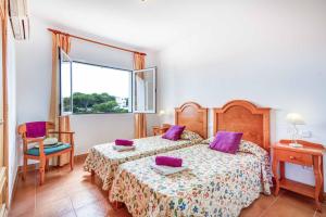 カラン・ポルテルにあるVilla Olgaのベッドルーム1室(紫色の枕が付くベッド1台、窓付) +14枚の写真