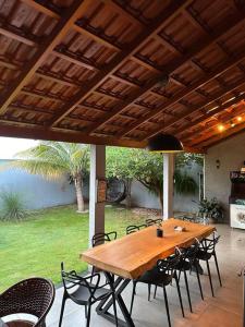 Une table et des chaises en bois sont disponibles sur la terrasse. dans l'établissement Studio no centro de Rio Verde., à Rio Verde