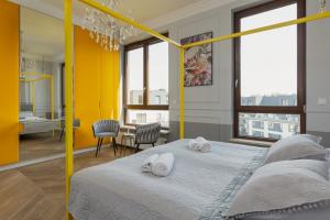 1 dormitorio con 1 cama con 2 toallas en Royal Garden Apartment in Wilanow by Renters Prestige, en Varsovia
