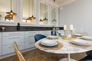 a dining room with a table and chairs at Royal Garden Apartment in Wilanow by Renters Prestige in Warsaw